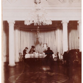 Белый зал в казанском доме Боратынских