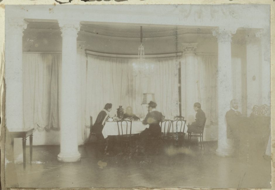 Белый зал в доме Боратынских. Чаепитие. Фотография. Казань. Фотобумага, картон. 1910-е.
