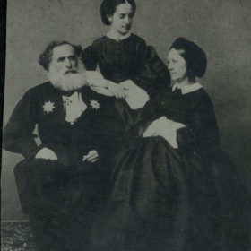 А.К. Казем-Бек с дочерью Ольгой и свояченицей Е.А. Дебособр. Фотография. 1860-1861