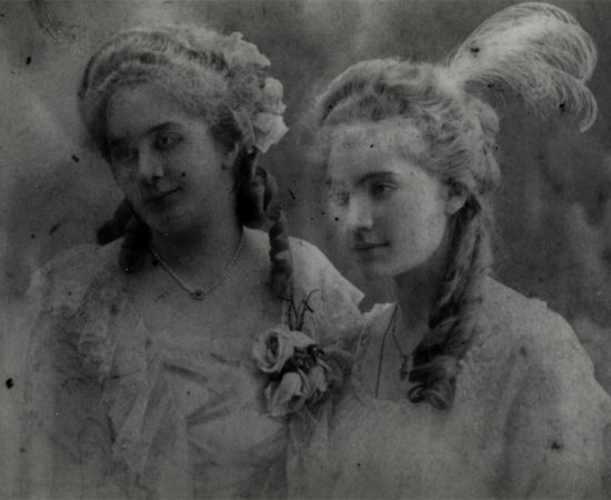 8 О.А. Ильина-Боратынская с подругой. Маскарад. 1910-е.