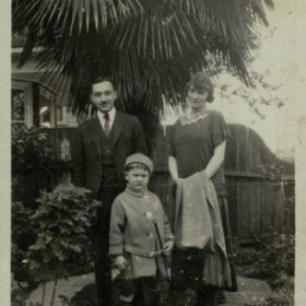О.А. Ильина-Боратынская, правнучка поэта Е.А. Боратынского, с мужем К.Б. Ильиным и сыном Борисом